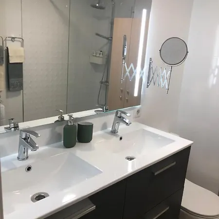 Totalmente Reformado Con Piscina Y Jardines Al Lado De La Playa De La Carihuela Torremolinos