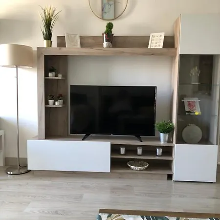 Totalmente Reformado Con Piscina Y Jardines Al Lado De La Playa De La Carihuela *