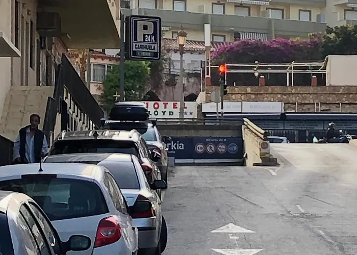 Apartamento Totalmente Reformado Con Piscina Y Jardines Al Lado De La Playa De La Carihuela Torremolinos