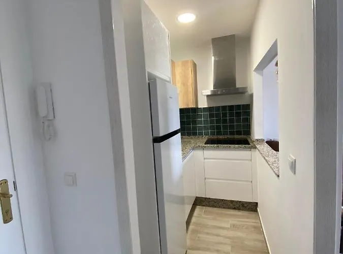 Totalmente Reformado Con Piscina Y Jardines Al Lado De La Playa De La Carihuela