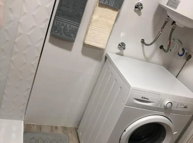 Apartamento Totalmente Reformado Con Piscina Y Jardines Al Lado De La Playa De La Carihuela