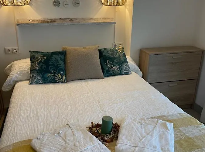 Totalmente Reformado Con Piscina Y Jardines Al Lado De La Playa De La Carihuela *