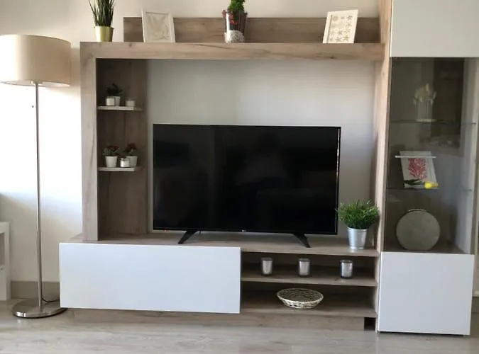 Totalmente Reformado Con Piscina Y Jardines Al Lado De La Playa De La Carihuela *