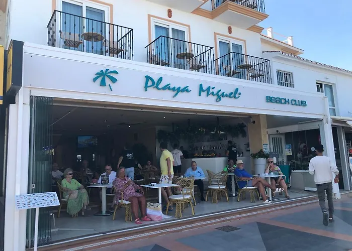 Totalmente Reformado Con Piscina Y Jardines Al Lado De La Playa De La Carihuela