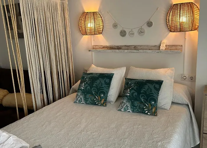 Totalmente Reformado Con Piscina Y Jardines Al Lado De La Playa De La Carihuela Apartamento