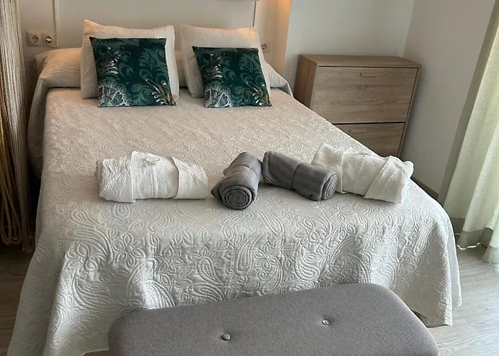 Apartamento Totalmente Reformado Con Piscina Y Jardines Al Lado De La Playa De La Carihuela *