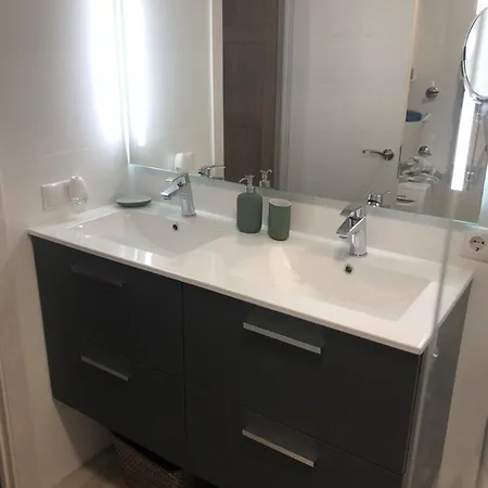 Totalmente Reformado Con Piscina Y Jardines Al Lado De La Playa De La Carihuela アパート トレモリノス