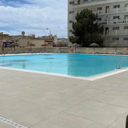 Totalmente Reformado Con Piscina Y Jardines Al Lado De La Playa De La Carihuela Lejlighed