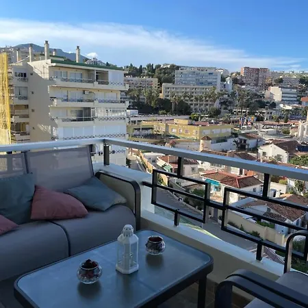Totalmente Reformado Con Piscina Y Jardines Al Lado De La Playa De La Carihuela トレモリノス
