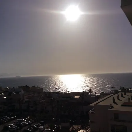 Totalmente Reformado Con Piscina Y Jardines Al Lado De La Playa De La Carihuela トレモリノス