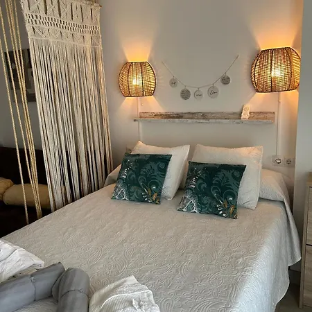 Totalmente Reformado Con Piscina Y Jardines Al Lado De La Playa De La Carihuela アパート